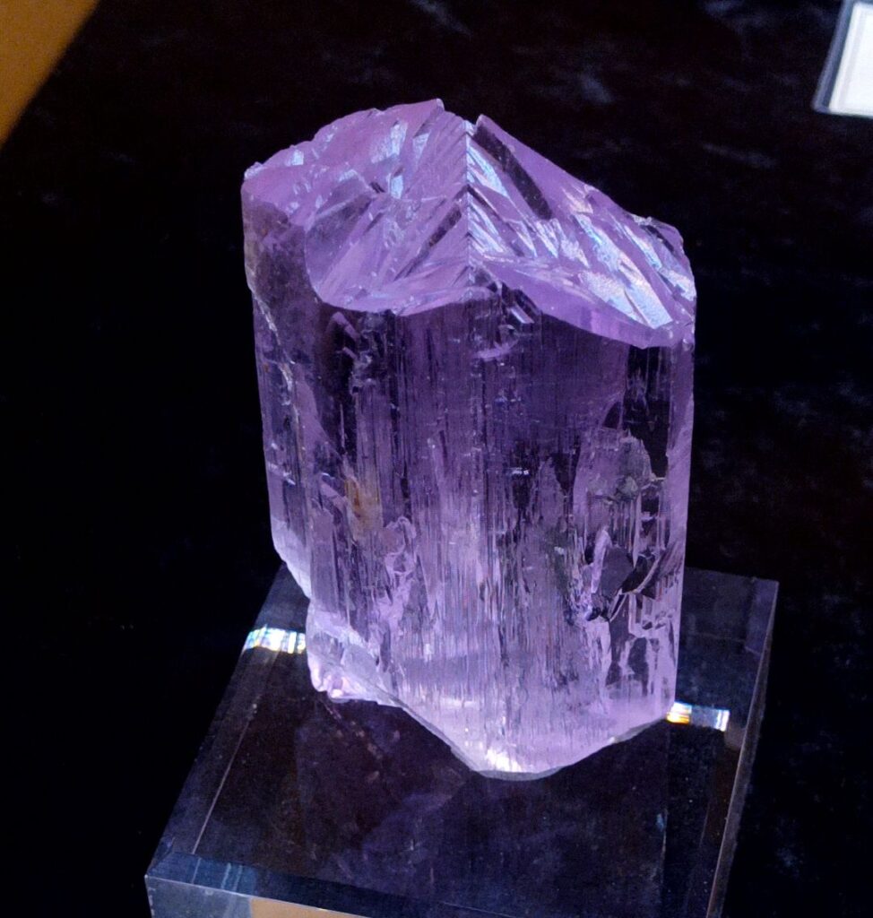 cristallo di spodumene varietà kunzite